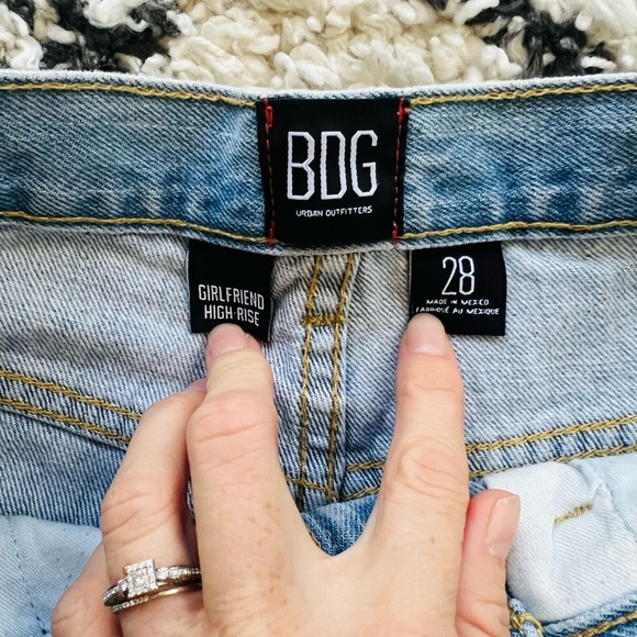 BDG Girlfriend Hi Rise White Wash Distressed Jean Shorts Size 28 - Picture 6 of 6